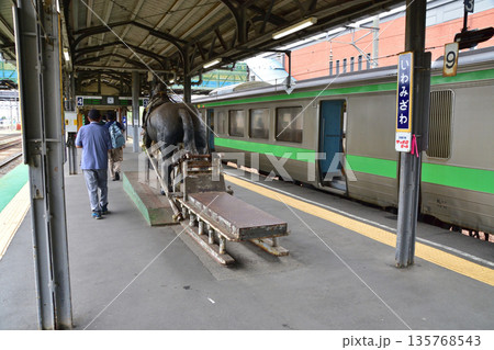 JR北海道函館本線の光珠内駅から岩見沢駅までの普通列車の風景(2023年夏曇り空) 135768543