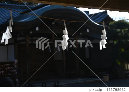 神社の紙垂(シデ)・しめ縄 神社の紙垂(シデ)・しめ縄 135768682