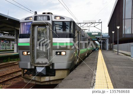 JR北海道函館本線の岩見沢駅から江別駅までの普通列車車窓風景(2023年夏曇り空) 135768688