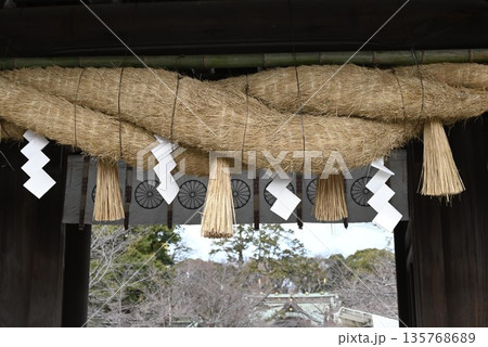 神社の紙垂（シデ）・しめ縄 135768689