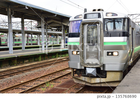 JR北海道函館本線の岩見沢駅から江別駅までの普通列車車窓風景(2023年夏曇り空) 135768690