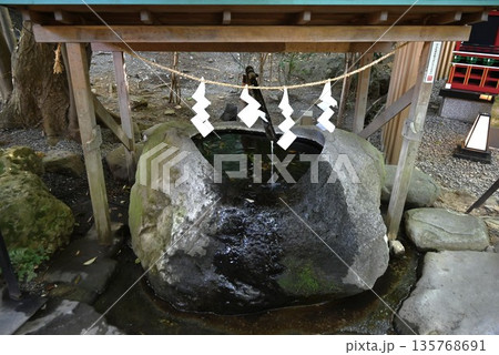 神社の紙垂（シデ）・しめ縄 135768691
