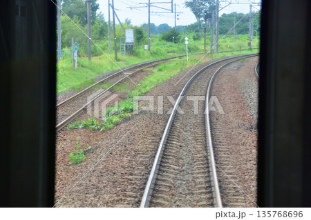 JR北海道函館本線の岩見沢駅から江別駅までの普通列車車窓風景(2023年夏曇り空) 135768696