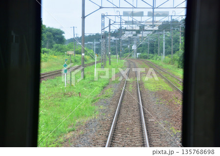 JR北海道函館本線の岩見沢駅から江別駅までの普通列車車窓風景(2023年夏曇り空) 135768698