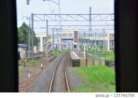 JR北海道函館本線の岩見沢駅から江別駅までの普通列車車窓風景(2023年夏曇り空) 135768700