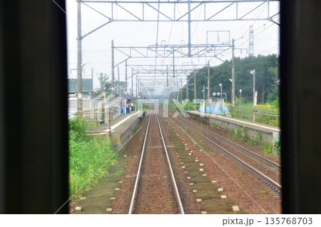JR北海道函館本線の岩見沢駅から江別駅までの普通列車車窓風景(2023年夏曇り空) 135768703