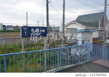 JR北海道函館本線の岩見沢駅から江別駅までの普通列車車窓風景(2023年夏曇り空) 135768704