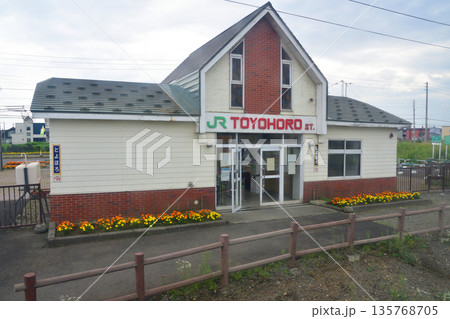 JR北海道函館本線の岩見沢駅から江別駅までの普通列車車窓風景(2023年夏曇り空) 135768705