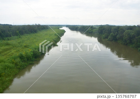 JR北海道函館本線の岩見沢駅から江別駅までの普通列車車窓風景(2023年夏曇り空) 135768707