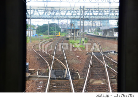JR北海道函館本線の岩見沢駅から江別駅までの普通列車車窓風景(2023年夏曇り空) JR北海道函館本線の岩見沢駅から江別駅までの普通列車車窓風景(2023年夏曇り空) 135768708