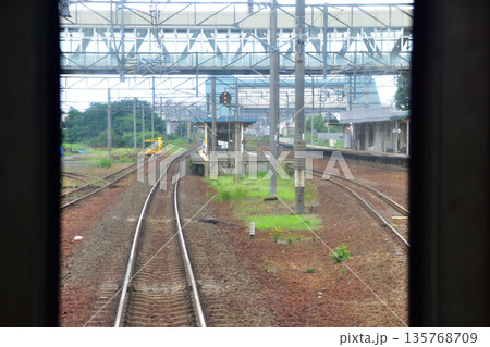 JR北海道函館本線の岩見沢駅から江別駅までの普通列車車窓風景(2023年夏曇り空) 135768709