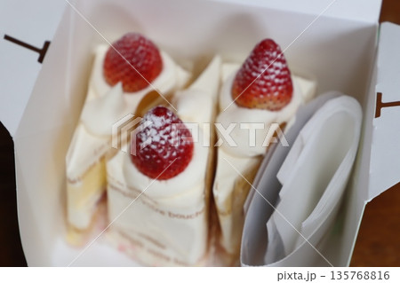 箱に入ったイチゴのショートケーキ 135768816