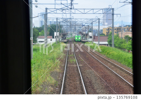 JR北海道函館本線の江別駅から森林公園駅までの普通列車車窓風景(2023年夏曇り空) 135769108
