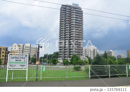 JR北海道函館本線の江別駅から森林公園駅までの普通列車車窓風景(2023年夏曇り空) 135769111