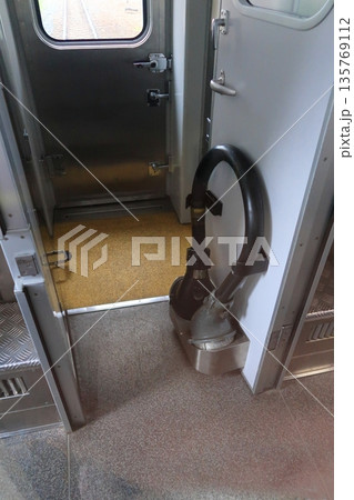 JR北海道函館本線の江別駅から森林公園駅までの普通列車車窓風景(2023年夏曇り空) 135769112