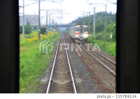 JR北海道函館本線の江別駅から森林公園駅までの普通列車車窓風景(2023年夏曇り空) 135769114