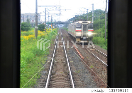 JR北海道函館本線の江別駅から森林公園駅までの普通列車車窓風景(2023年夏曇り空) 135769115