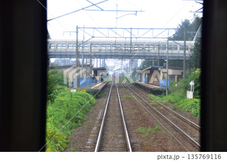 JR北海道函館本線の江別駅から森林公園駅までの普通列車車窓風景(2023年夏曇り空) 135769116
