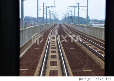 JR北海道函館本線の江別駅から森林公園駅までの普通列車車窓風景(2023年夏曇り空) 135769121