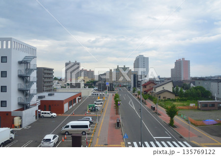 JR北海道函館本線の江別駅から森林公園駅までの普通列車車窓風景(2023年夏曇り空) 135769122