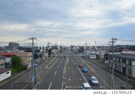 JR北海道函館本線の江別駅から森林公園駅までの普通列車車窓風景(2023年夏曇り空) 135769123