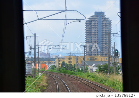 JR北海道函館本線の江別駅から森林公園駅までの普通列車車窓風景(2023年夏曇り空) 135769127