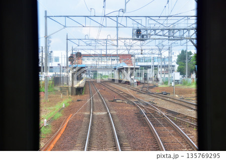 JR北海道函館本線　森林公園駅から札幌駅までの普通列車車窓風景(2023年夏曇り空) 135769295