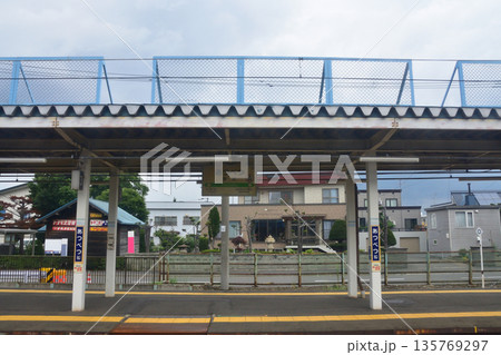 JR北海道函館本線　森林公園駅から札幌駅までの普通列車車窓風景(2023年夏曇り空) 135769297