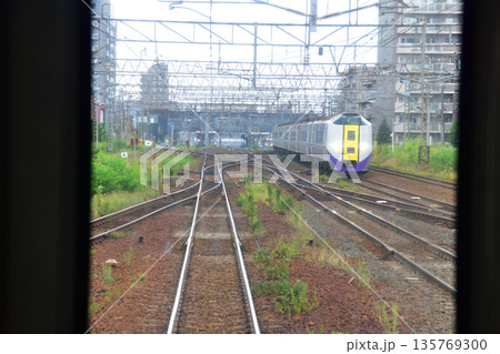 JR北海道函館本線　森林公園駅から札幌駅までの普通列車車窓風景(2023年夏曇り空) 135769300