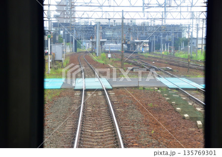 JR北海道函館本線　森林公園駅から札幌駅までの普通列車車窓風景(2023年夏曇り空) 135769301