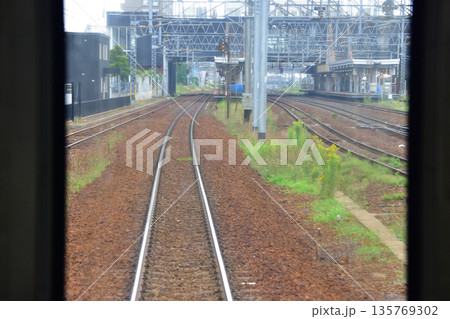 JR北海道函館本線　森林公園駅から札幌駅までの普通列車車窓風景(2023年夏曇り空) 135769302