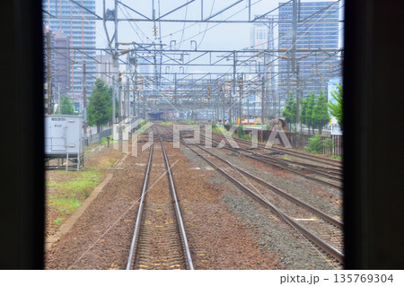 JR北海道函館本線　森林公園駅から札幌駅までの普通列車車窓風景(2023年夏曇り空) 135769304
