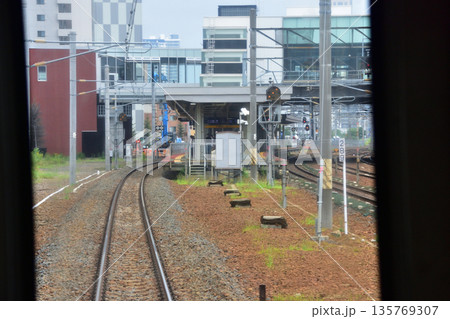 JR北海道函館本線　森林公園駅から札幌駅までの普通列車車窓風景(2023年夏曇り空) 135769307