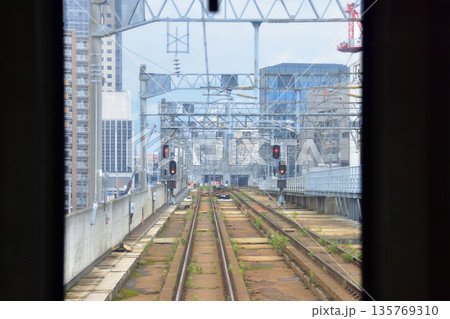 JR北海道函館本線　森林公園駅から札幌駅までの普通列車車窓風景(2023年夏曇り空) 135769310