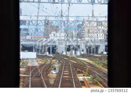 JR北海道函館本線　森林公園駅から札幌駅までの普通列車車窓風景(2023年夏曇り空) 135769312