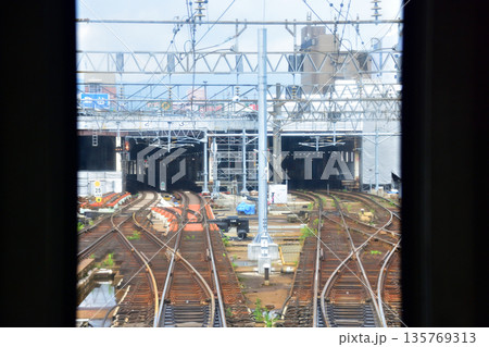 JR北海道函館本線　森林公園駅から札幌駅までの普通列車車窓風景(2023年夏曇り空) 135769313