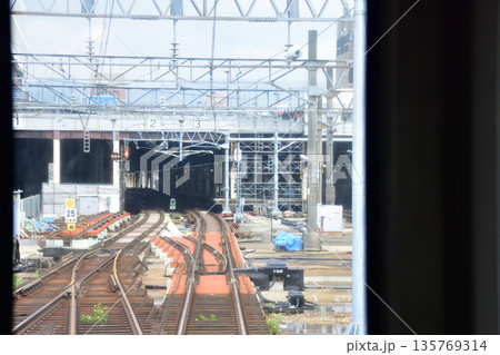 JR北海道函館本線　森林公園駅から札幌駅までの普通列車車窓風景(2023年夏曇り空) 135769314