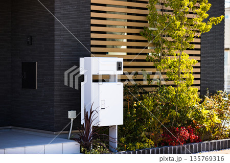 玄関ポーチのポスト宅配ボックス 135769316