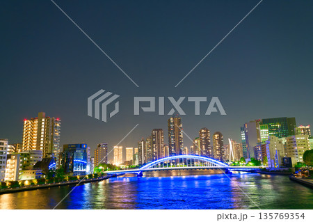 【東京都】5月・ライトアップされた永代橋とリバーシティ21の超高層マンション 135769354