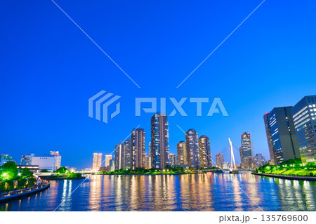 【東京都】5月・リバーシティ21の超高層マンション群 135769600