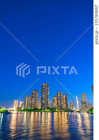 【東京都】5月・リバーシティ21の超高層マンション群 135769607