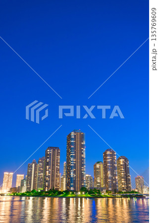 【東京都】5月・リバーシティ21の超高層マンション群 135769609