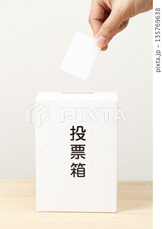 投票する男性の手元 投票する男性の手元 135769638