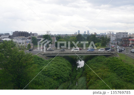 JR北海道札沼線 札幌駅から新琴似駅間の車窓風景(2023年夏曇り空) JR北海道札沼線 札幌駅から新琴似駅間の車窓風景(2023年夏曇り空) 135769785