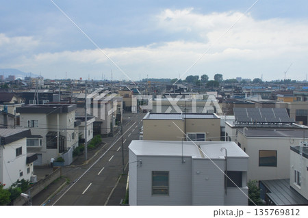 JR北海道札沼線 札幌駅から新琴似駅間の車窓風景(2023年夏曇り空) JR北海道札沼線 札幌駅から新琴似駅間の車窓風景(2023年夏曇り空) 135769812