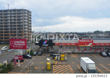 JR北海道札沼線　札幌駅から新琴似駅間の車窓風景(2023年夏曇り空) 135769813