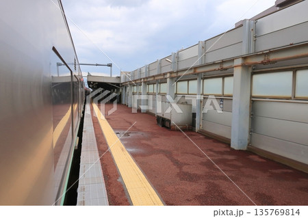 JR北海道札沼線　札幌駅から新琴似駅間の車窓風景(2023年夏曇り空) 135769814