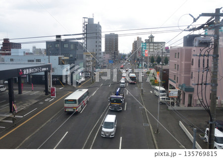 JR北海道札沼線　札幌駅から新琴似駅間の車窓風景(2023年夏曇り空) 135769815