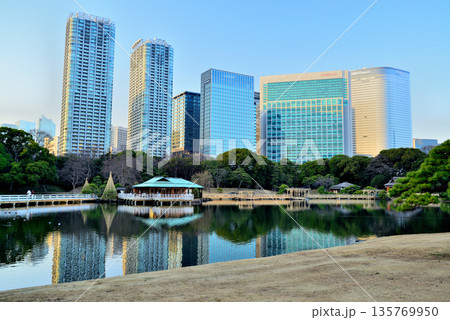 浜離宮庭園から観る超高層ビル群の風景 135769950