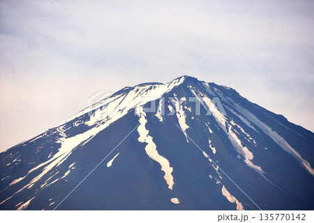 初夏の残雪が筋状に残り青い地肌にくっきりと描かれた雪形が面白い富士山頂北面 135770142